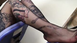 La segretaria in tacchi alti e calze ti mette sotto al tavolo