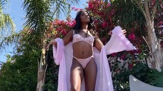 Sexy posing with ebony sexy girl & perfect pool masturbation for the Playboy