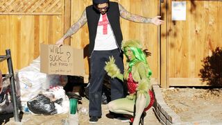 The Grinch gives up & wants some ass pumping
